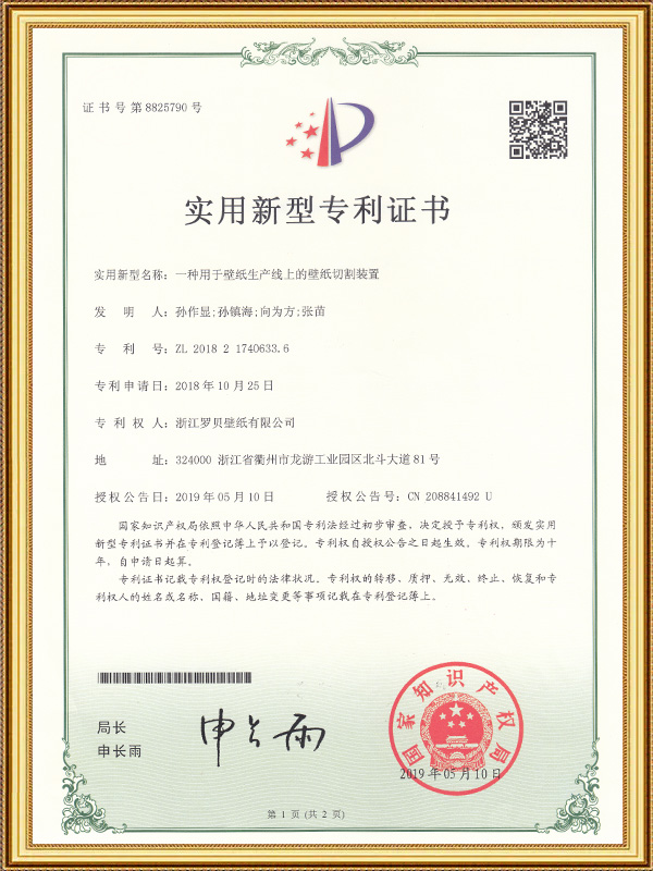 Un dispositivo de corte de papel tapiz para uso en líneas de producción de papel tapiz